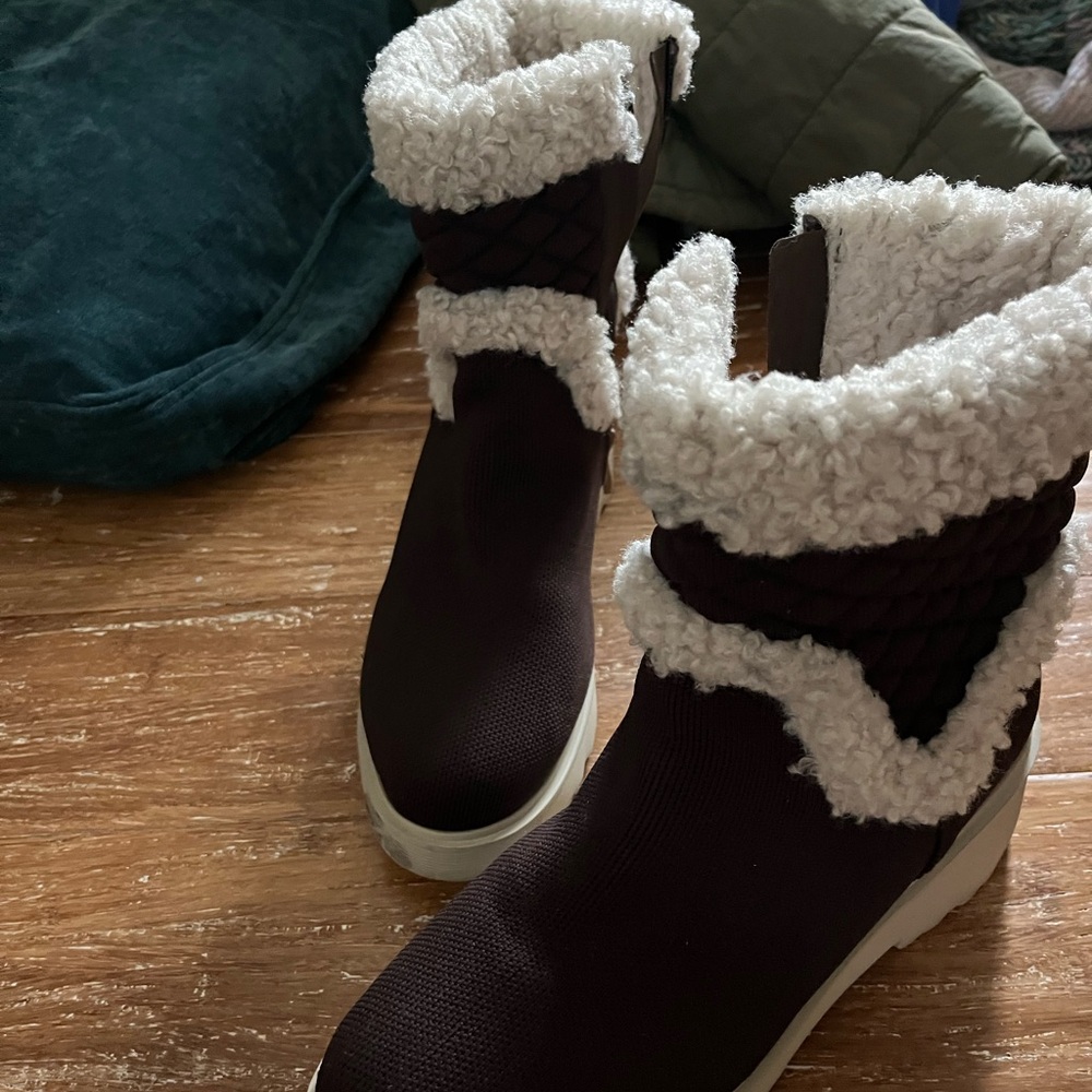 Cozy Quilted Winter Ankle Boots with Sherpa Trim - Dark Brown